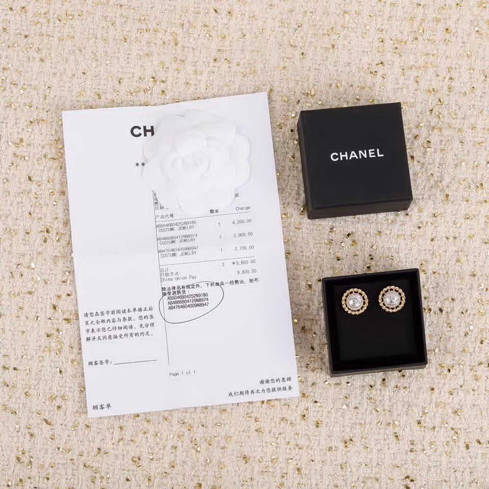 20秋季最新专柜款-Chanel麻花珍珠耳钉，非常受欢迎又百搭的一款！手工镶嵌施华洛水钻，气质优雅选它准没错