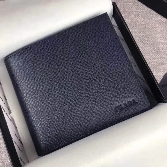 【原版皮】普拉达/Prada 短款钱夹，选用十字纹小牛皮裁制而成，边角热压印字母标识，精湛走线均匀整齐，做工精湛，款号：2M0513