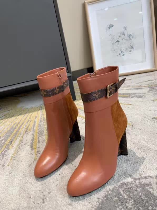 20秋季最新专柜款-路易威登LV2020早秋最新短靴，终于可以上款了。版型绝对正。不含糊。后包logo 开模定制五金 要求达到官网一致效果，上脚 舒适 宣型绝对美