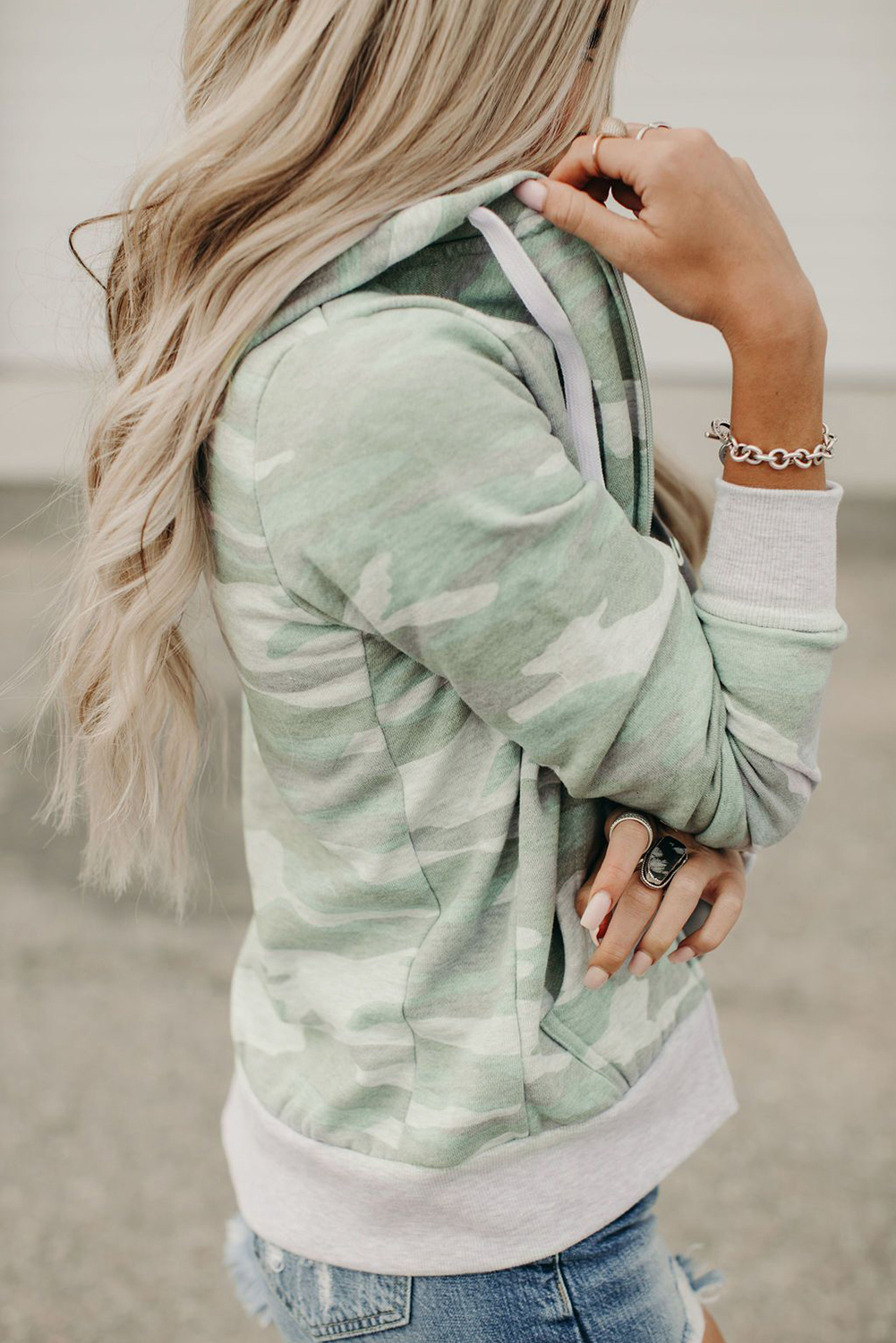 淡绿迷彩印花舒适休闲拉链连帽衫