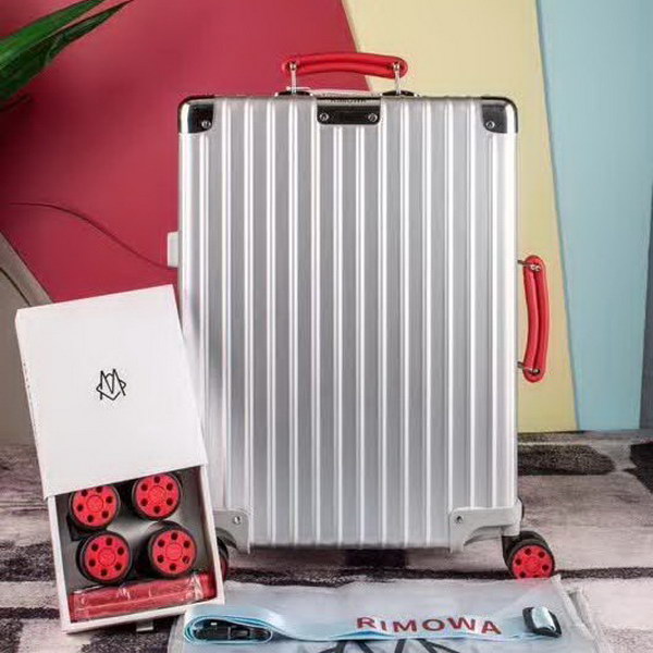 日默瓦/Rimowa 旅行箱，全​铝​镁‎合金，经典款​的新版‎本，彩色皮质把手，购买就送透明套，4个轮子，2个手把，绑带，想怎么换就怎么换，永远是街头机场最靓的你
