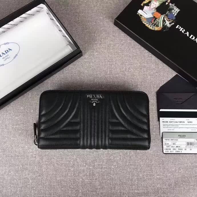 【原版皮】普拉达/Prada 拉链钱夹，选用纳帕牛皮裁制而成，点缀散字唛徽标，精湛走线均匀整齐，款号：1ML506