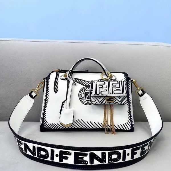 【原版皮】芬迪/Fendi 加州天空系列手提波士顿包，以撞色黑色图形轮廓，营造二维效果，白色皮革进口原料制作，单拉链轻松开，内部宽敞，配有提手和可调节肩带，斜挎手提皆，挂饰，字母肩带需另行购买，款号： 2580