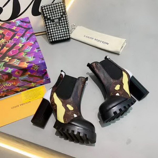 20秋季最新专柜款-路易威登LV2020秋冬时尚短靴系列，秋冬最受欢迎的单品当属短靴，一款短靴可以搭配出N种风格，无论你想扮成帅气的牛仔还是优雅的OL，它都能满足你的要求！所谓时尚之行，始于足下，既能走路，还能走心