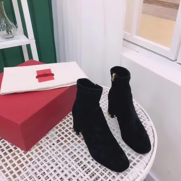 20秋季最新专柜款-华伦天奴Valentino秋冬新款爆款短靴，超经典好看，上脚超美