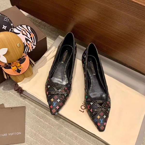 20秋季最新专柜款-路易威登LV中古平底单鞋，无敌秀气收脚的一款单鞋，融入vintage七彩设计太好看了，鞋头也有可爱的蝴蝶结，独家开模五金配饰，配色超级少女心，上脚很舒适，上班可穿，日常逛街随便暴走一天都没问题！