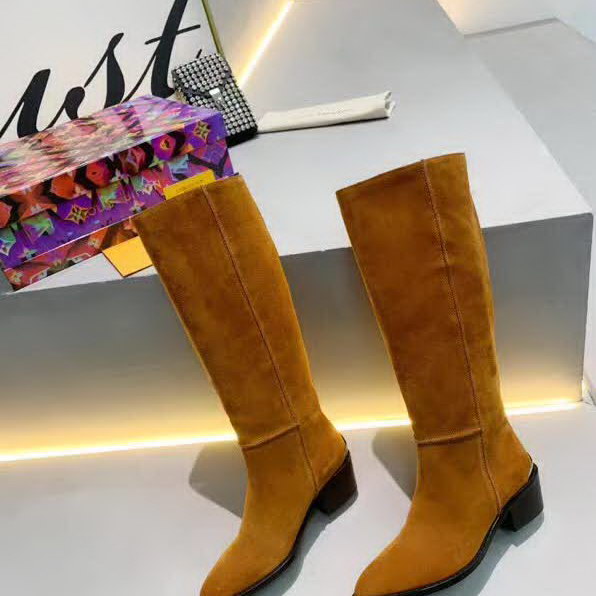 20秋季最新专柜款-路易威登LV2020早秋最新长靴，由柔软的绒面小牛皮制作而成，带有标志性金属logo，取自皮具系列的LV 扣装饰配上英伦风的黄牛皮大底，值得拥有女款中跟高靴