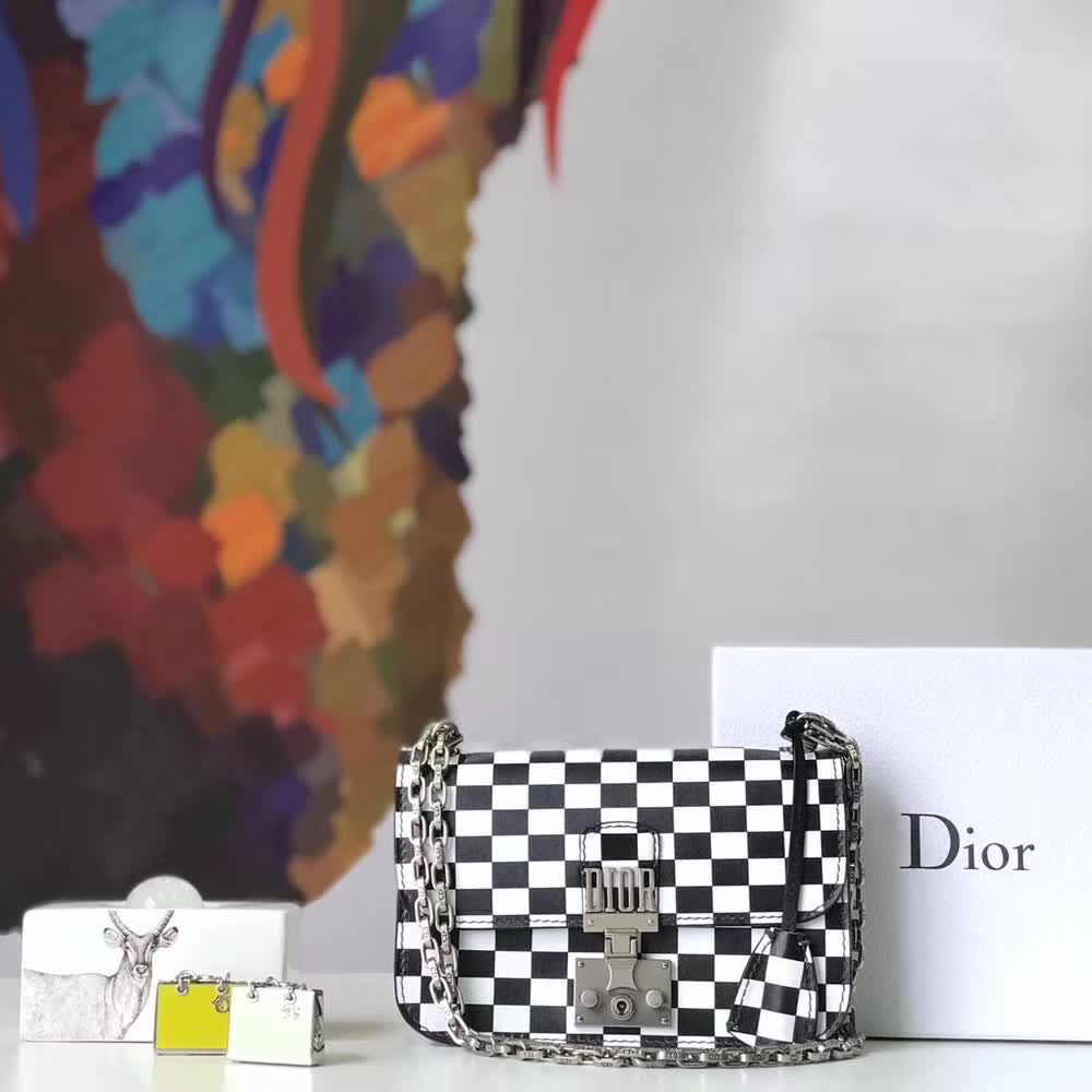 【原版皮】迪奥/Dior 链条包，黑白格之间的搭配，显得这个包格外有特色，饰以精致又摩登复古品牌标识锁扣，很有年代感，搭配链条肩带，真是perfect，款号：M5816