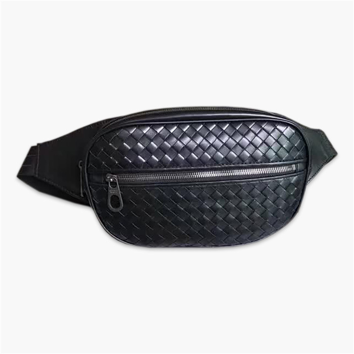 【原版皮】葆蝶家/Bottega Veneta 胸包，经典爆款，选用高光胎牛皮裁制而成，搭配哑锖色五金，所有材料都精挑细选