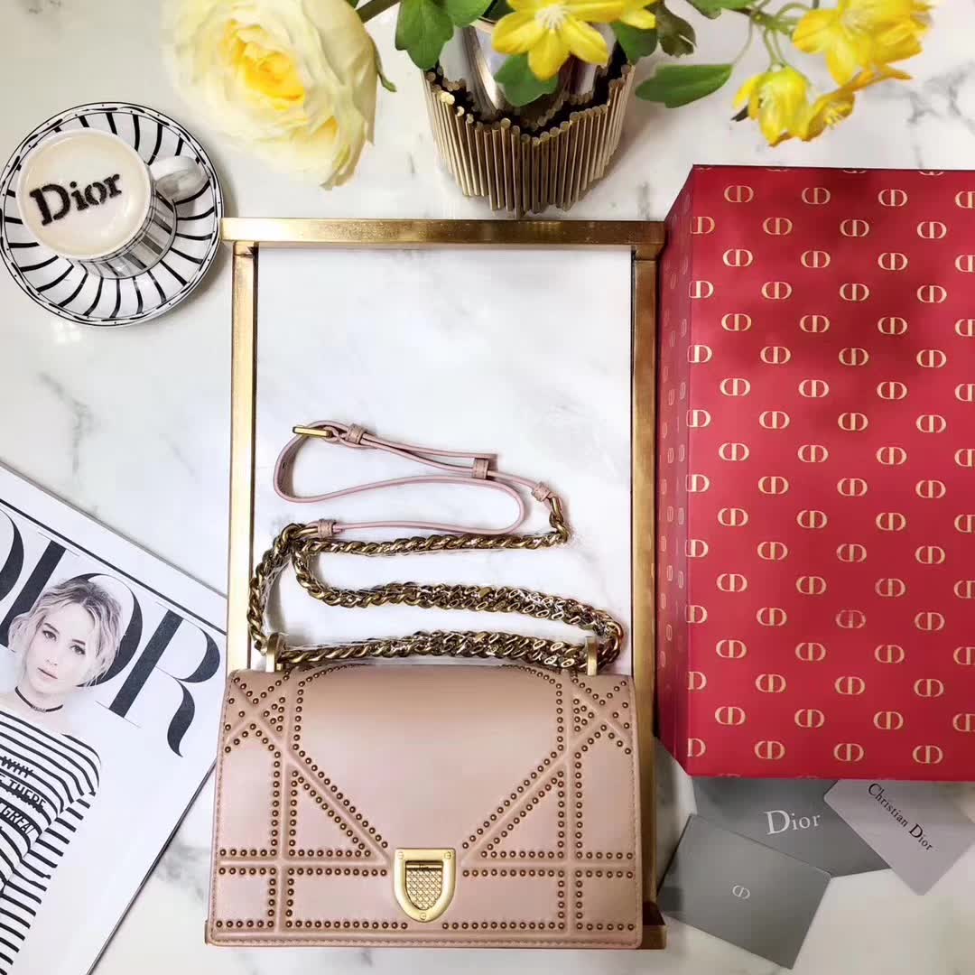 【原版皮】迪奥/Dior 链条包，选用小羊皮裁制而成，缀以饰钉 Archicannage藤格纹图案，徽章锁扣，美得不要不要的