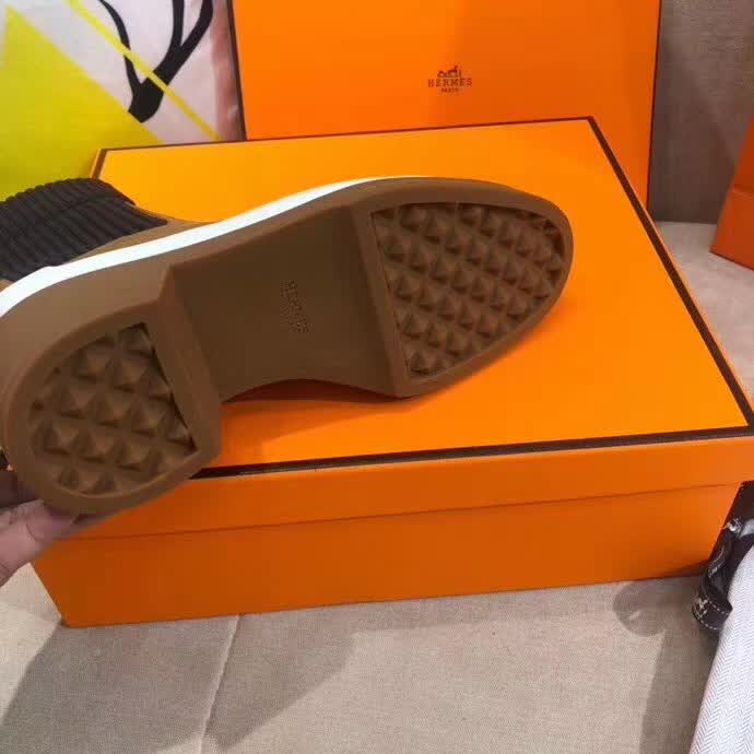 20秋季最新专柜款-爱马仕Hermes2020秋冬矮靴，可以说这是H家最年轻的，专柜第一眼看见就入手，上脚无敌好看，特别秀气修饰脚型。上脚很舒服