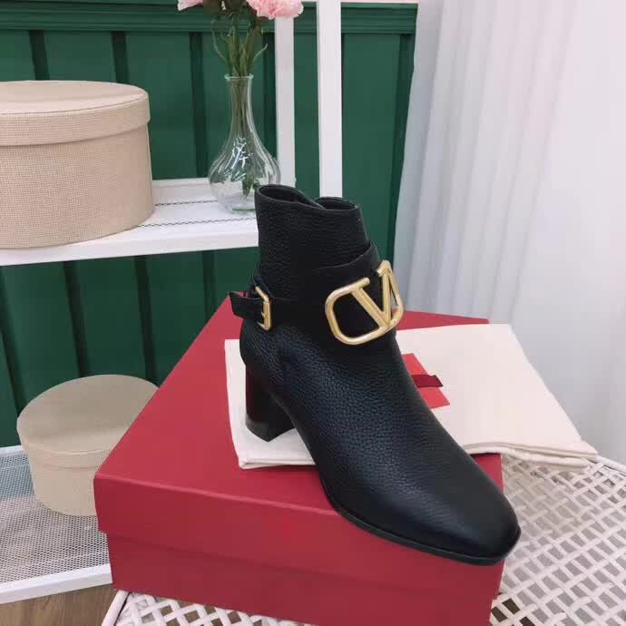 20秋季最新专柜款-华伦天奴Valentino秋冬新品爆款短靴上新，超经典好看，上脚超美