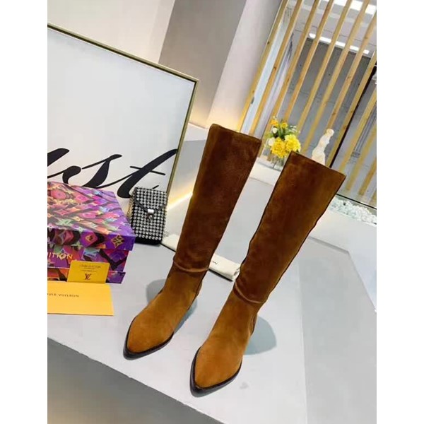 20秋季最新专柜款-路易威登LV2020早秋最新长靴，由柔软的绒面小牛皮制作而成，带有标志性金属logo，取自皮具系列的LV 扣装饰配上英伦风的黄牛皮大底，值得拥有女款中跟高靴