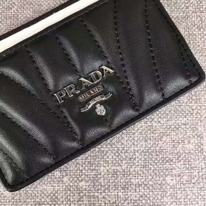 【原版皮】普拉达/Prada 卡夹，选用纳帕牛皮裁制而成，点缀散字唛徽标，精湛走线均匀整齐，款号：1MC208