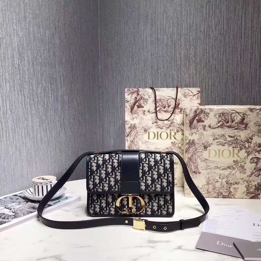 【原版皮】迪奥/Dior 30 MONTAIGNE手袋，选用Oblique提花帆布搭配同色系牛皮皮革裁制而成，饰以标志性“CD”字母锁扣，背面点缀30 Montaigne立体压印装饰，款号：M9203