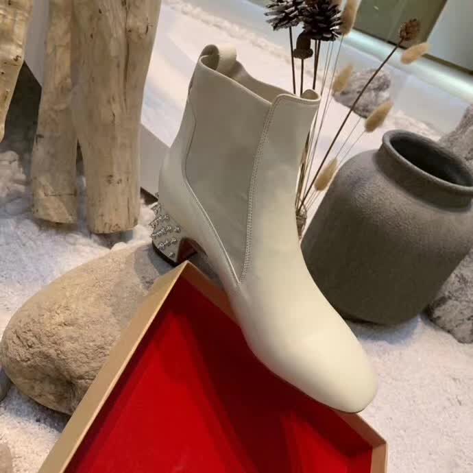 20秋季最新专柜款-克里斯提．鲁布托CL2020早秋新款方跟铆钉切尔西踝靴，完美修长，线条感十足