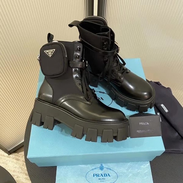 20秋季最新专柜款-普拉达Prada2020新款帅气十足短靴，洋气妞秋冬必备，简直不要太帅气，大表姐刘雯同款，各路网红明星疯抢款