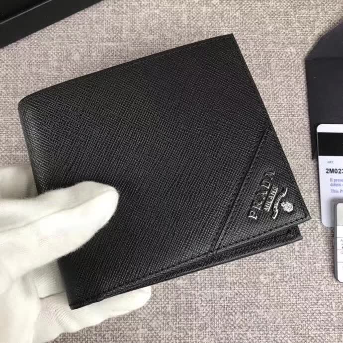 【原版皮】普拉达/Prada 短款钱夹，选用十字纹小牛皮裁制而成，边角点缀散字唛标识，经典之作，简单时尚，款号：2M0513
