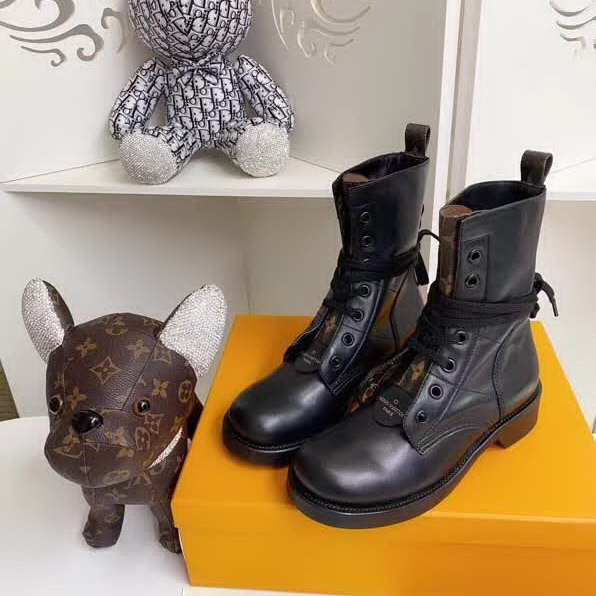 20秋季最新专柜款-路易威登LV2020早秋走秀主打新款系列马丁靴 超正鞋楦版型， 新的logo标识 设计独具一格局部的经典老花点缀，低调又凸显品牌魅力，靴口设计对小粗腿非常友好  好穿、显瘦，色彩高端大气上档次