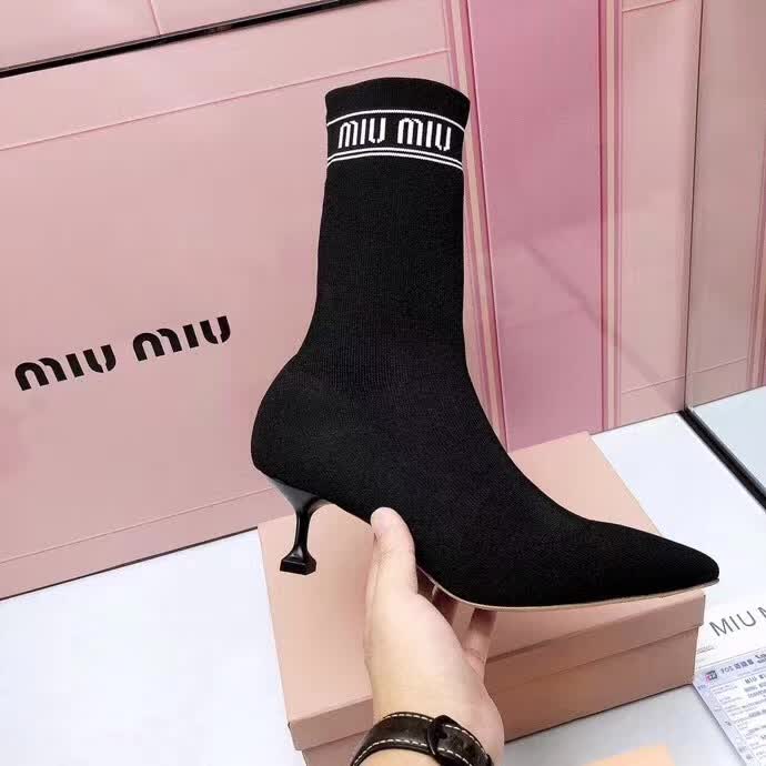 20秋季最新专柜款-缪缪Miu Miu新款袜子靴。上脚轻便，脚感好，上脚修脚，特显瘦