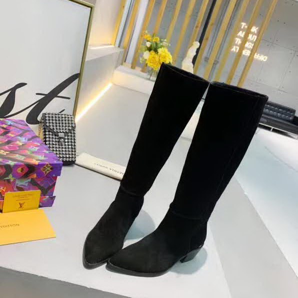 20秋季最新专柜款-路易威登LV2020早秋最新长靴，由柔软的绒面小牛皮制作而成，带有标志性金属logo，取自皮具系列的LV 扣装饰配上英伦风的黄牛皮大底，值得拥有女款中跟高靴