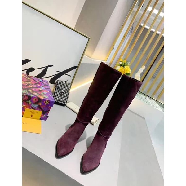 20秋季最新专柜款-路易威登LV2020早秋最新长靴，由柔软的绒面小牛皮制作而成，带有标志性金属logo，取自皮具系列的LV 扣装饰配上英伦风的黄牛皮大底，值得拥有女款中跟高靴
