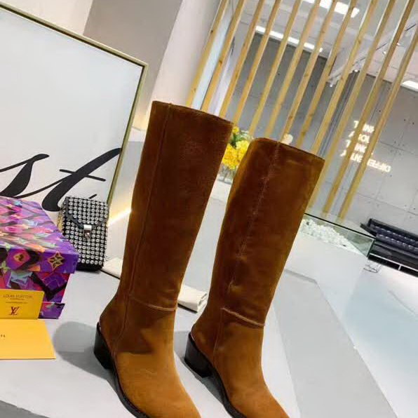 20秋季最新专柜款-路易威登LV2020早秋最新长靴，由柔软的绒面小牛皮制作而成，带有标志性金属logo，取自皮具系列的LV 扣装饰配上英伦风的黄牛皮大底，值得拥有女款中跟高靴