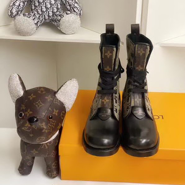 20秋季最新专柜款-路易威登LV2020早秋走秀主打新款系列马丁靴 超正鞋楦版型， 新的logo标识 设计独具一格局部的经典老花点缀，低调又凸显品牌魅力，靴口设计对小粗腿非常友好  好穿、显瘦，色彩高端大气上档次