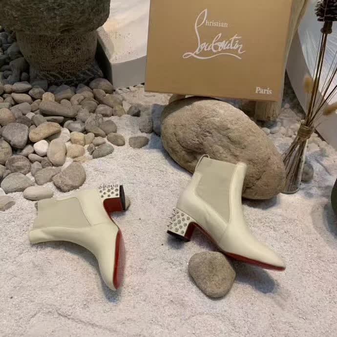 20秋季最新专柜款-克里斯提．鲁布托CL2020早秋新款方跟铆钉切尔西踝靴，完美修长，线条感十足