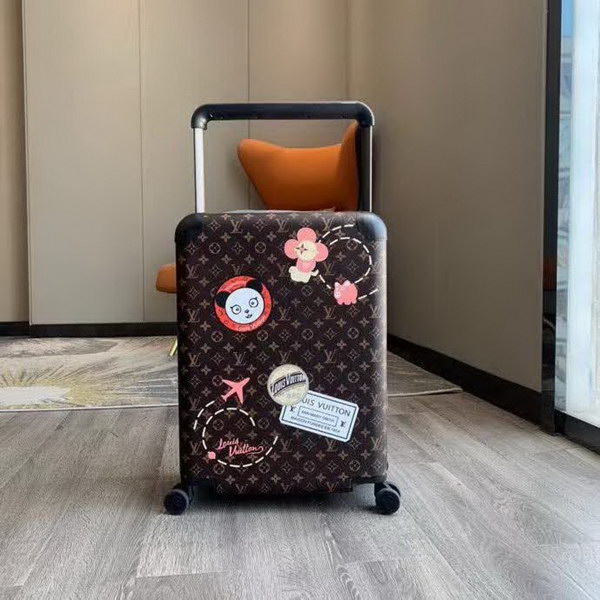路易威登/LV Horizon 50拉杆箱，以个性创意革传奇经典，为标志性Monogram帆布点缀旅行贴饰，皮革边角保护和超大外置拉杆丰富智慧细节，打造优雅且实用的旅行伴侣