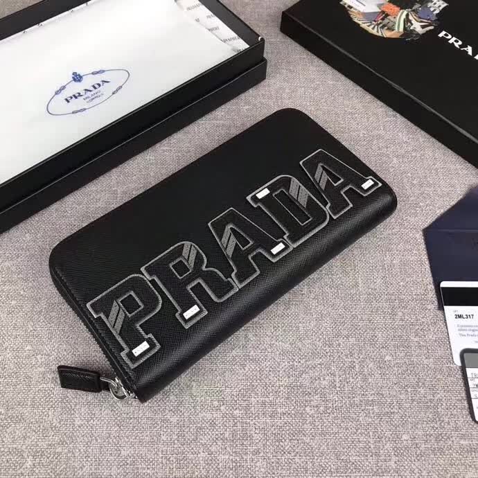 【原版皮】普拉达/Prada 拉链钱夹，选用十字纹小牛皮裁制而成，绗缝特别的皮革徽标设计凸显个性，时尚炫酷，就是要你好看，款号：2ML317