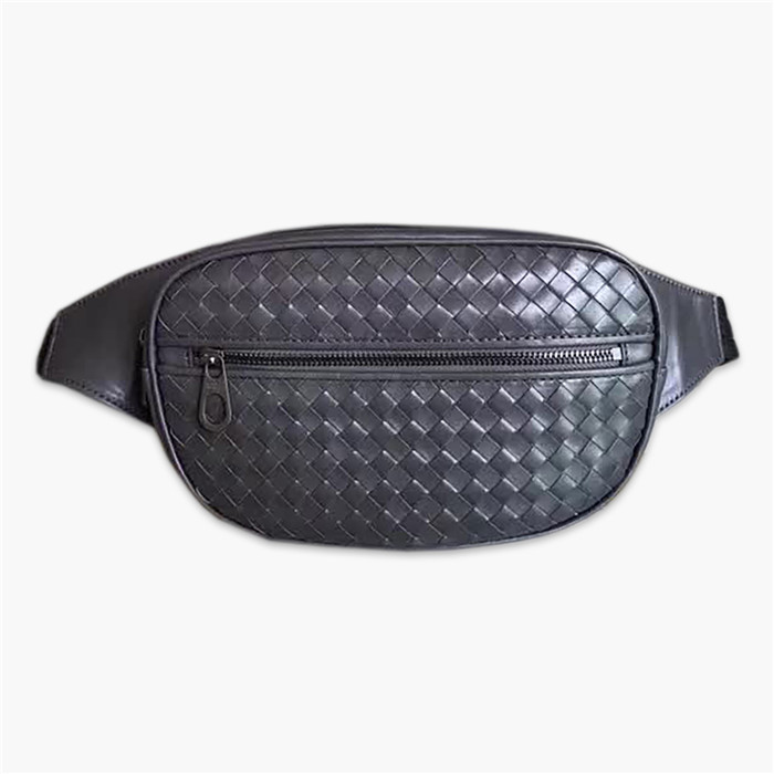 【原版皮】葆蝶家/Bottega Veneta 胸包，经典爆款，选用高光胎牛皮裁制而成，搭配哑锖色五金，所有材料都精挑细选
