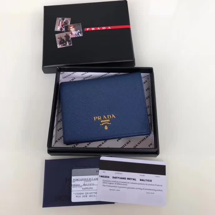 【原版皮】普拉达/Prada 短款钱夹，选用十字纹小牛皮裁制而成，点缀金色散字唛徽标，简单实用，提升个人品味的一款，款号：1M0204