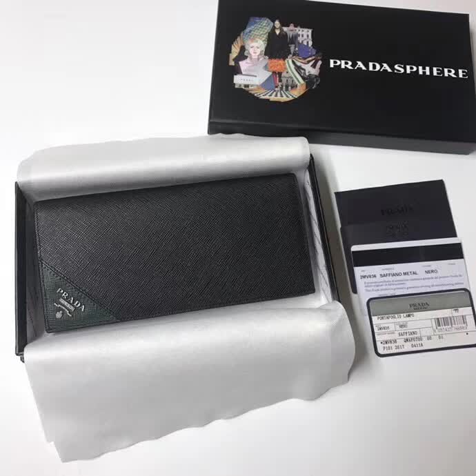 【原版皮】普拉达/Prada 西装钱夹，选用十字纹小牛皮裁制而成，边角点缀三角散字徽标，经典之作，简单时尚，款号：2MV836