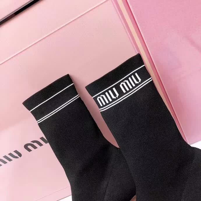 20秋季最新专柜款-缪缪Miu Miu新款袜子靴。上脚轻便，脚感好，上脚修脚，特显瘦