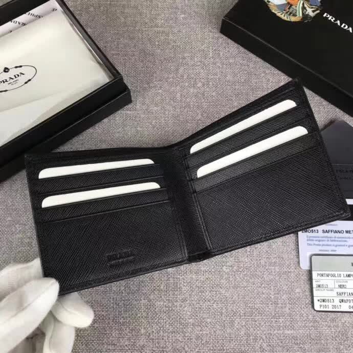 【原版皮】普拉达/Prada 短款钱夹，选用十字纹小牛皮裁制而成，边角点缀字母标识，经典之作，简单时尚，款号：2M0513