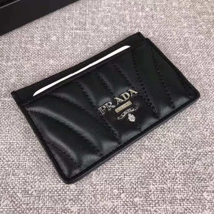 【原版皮】普拉达/Prada 卡夹，选用纳帕牛皮裁制而成，点缀散字唛徽标，精湛走线均匀整齐，款号：1MC208