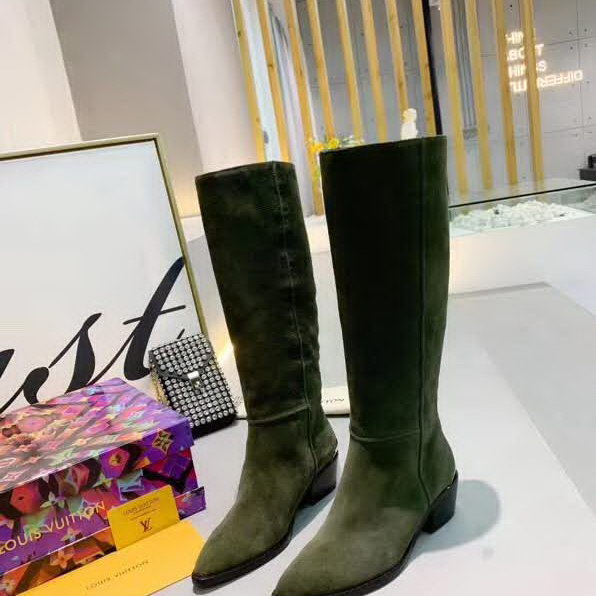 20秋季最新专柜款-路易威登LV2020早秋最新长靴，由柔软的绒面小牛皮制作而成，带有标志性金属logo，取自皮具系列的LV 扣装饰配上英伦风的黄牛皮大底，值得拥有女款中跟高靴