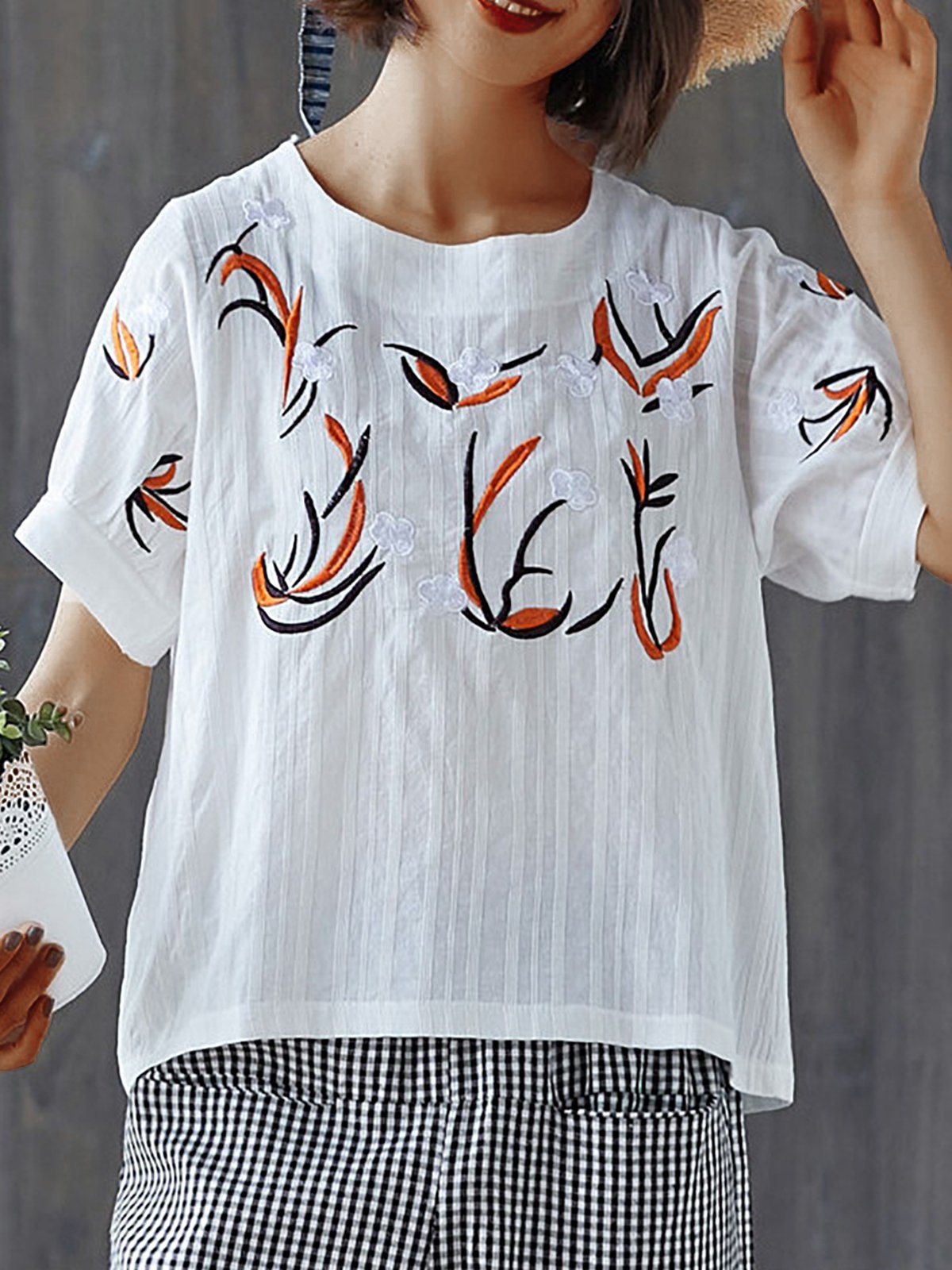 Plus Size Women  Embroidered Floral Short  Sleeve  Round  Neck Cotton And Linen Loose Casual Top