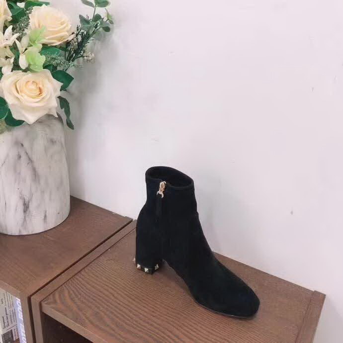 20秋季最新专柜款-华伦天奴Valentino秋冬新款爆款短靴，超经典好看，上脚超美