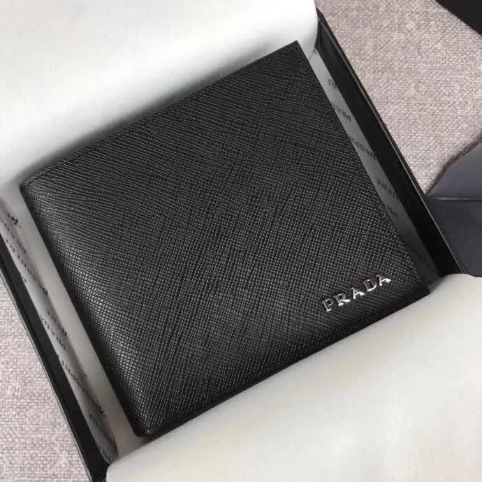 【原版皮】普拉达/Prada 短款钱夹，选用十字纹小牛皮裁制而成，边角点缀字母标识，经典之作，简单时尚，款号：2M0513