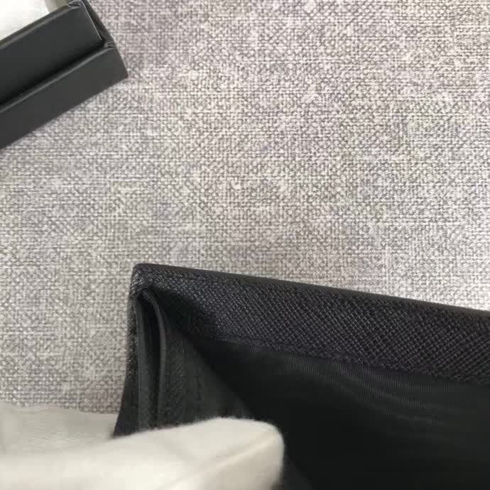 【原版皮】普拉达/Prada 短款钱夹，选用十字纹小牛皮裁制而成，边角点缀字母标识，经典之作，简单时尚，款号：2M0513