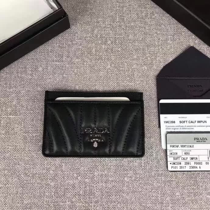 【原版皮】普拉达/Prada 卡夹，选用纳帕牛皮裁制而成，点缀散字唛徽标，精湛走线均匀整齐，款号：1MC208
