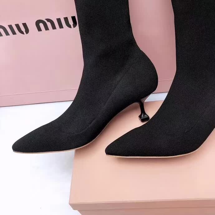 20秋季最新专柜款-缪缪Miu Miu新款袜子靴。上脚轻便，脚感好，上脚修脚，特显瘦