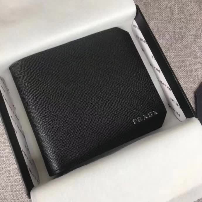 【原版皮】普拉达/Prada 短款钱夹，选用十字纹小牛皮裁制而成，圆角五字唛，经典之作，简单时尚，款号：2M0513