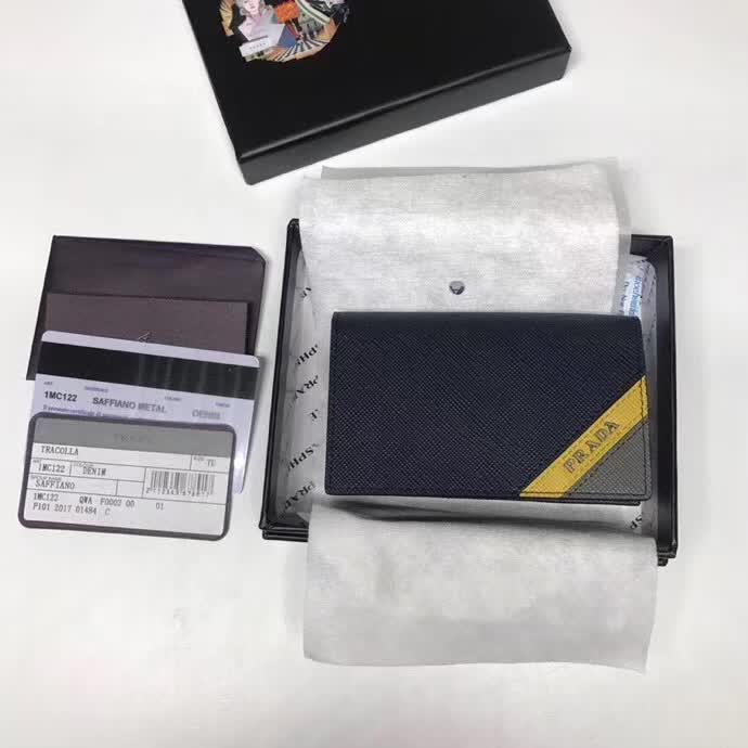 【原版皮】普拉达/Prada 男士卡包，选用十字纹牛皮裁制而成，版型立挺，精湛走线均匀整齐，油边顺滑，做工精致如图可见，款号：2MC122