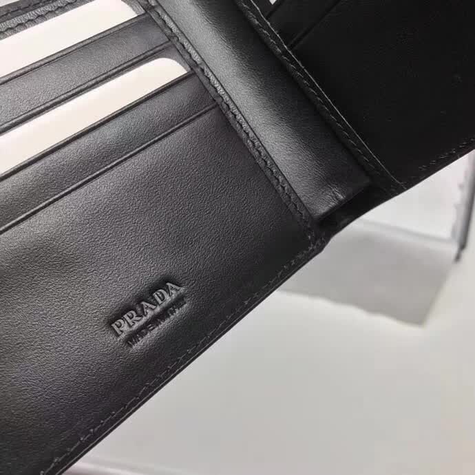 【原版皮】普拉达/Prada 短款钱夹，选用十字纹牛皮裁制而成，拼接光滑皮革点缀字唛徽标，精湛走线均匀整齐，油边顺滑，款号：2M0513