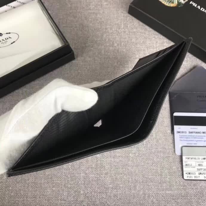 【原版皮】普拉达/Prada 短款钱夹，选用十字纹小牛皮裁制而成，边角点缀字母标识，经典之作，简单时尚，款号：2M0513