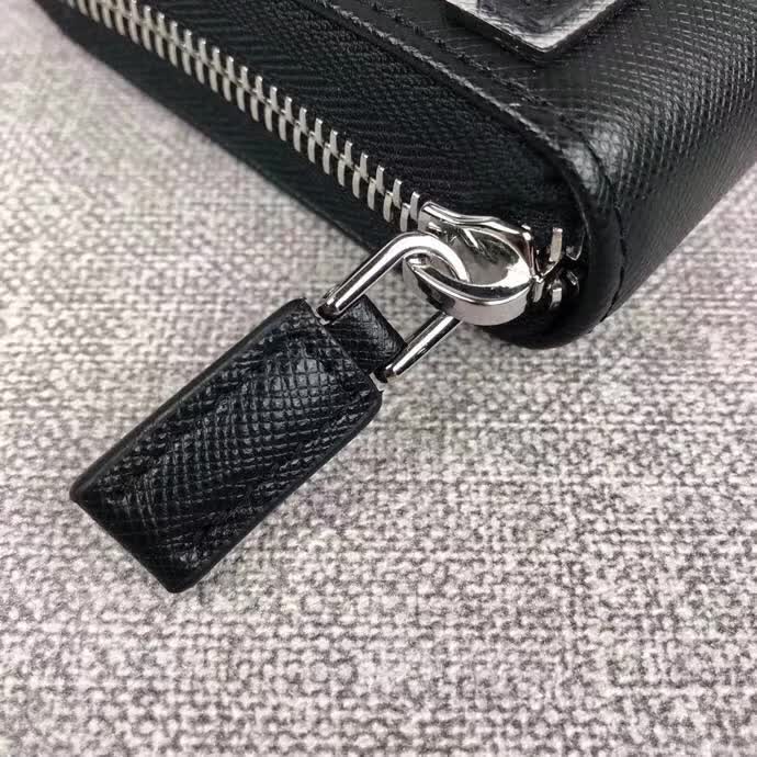 【原版皮】普拉达/Prada 拉链钱夹，选用十字纹小牛皮裁制而成，绗缝特别的皮革徽标设计凸显个性，时尚炫酷，就是要你好看，款号：2ML317