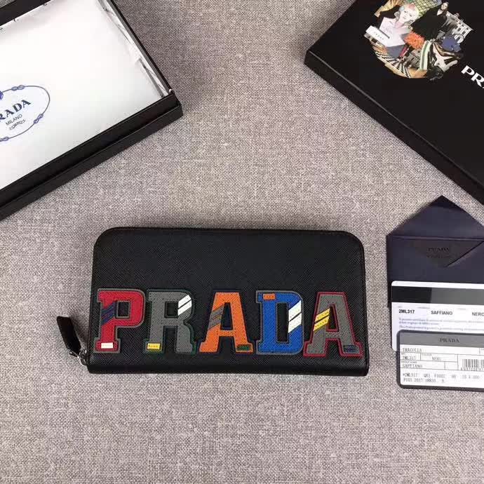 【原版皮】普拉达/Prada 拉链钱夹，选用十字纹小牛皮裁制而成，绗缝特别的皮革徽标设计凸显个性，时尚炫酷，就是要你好看，款号：2ML317